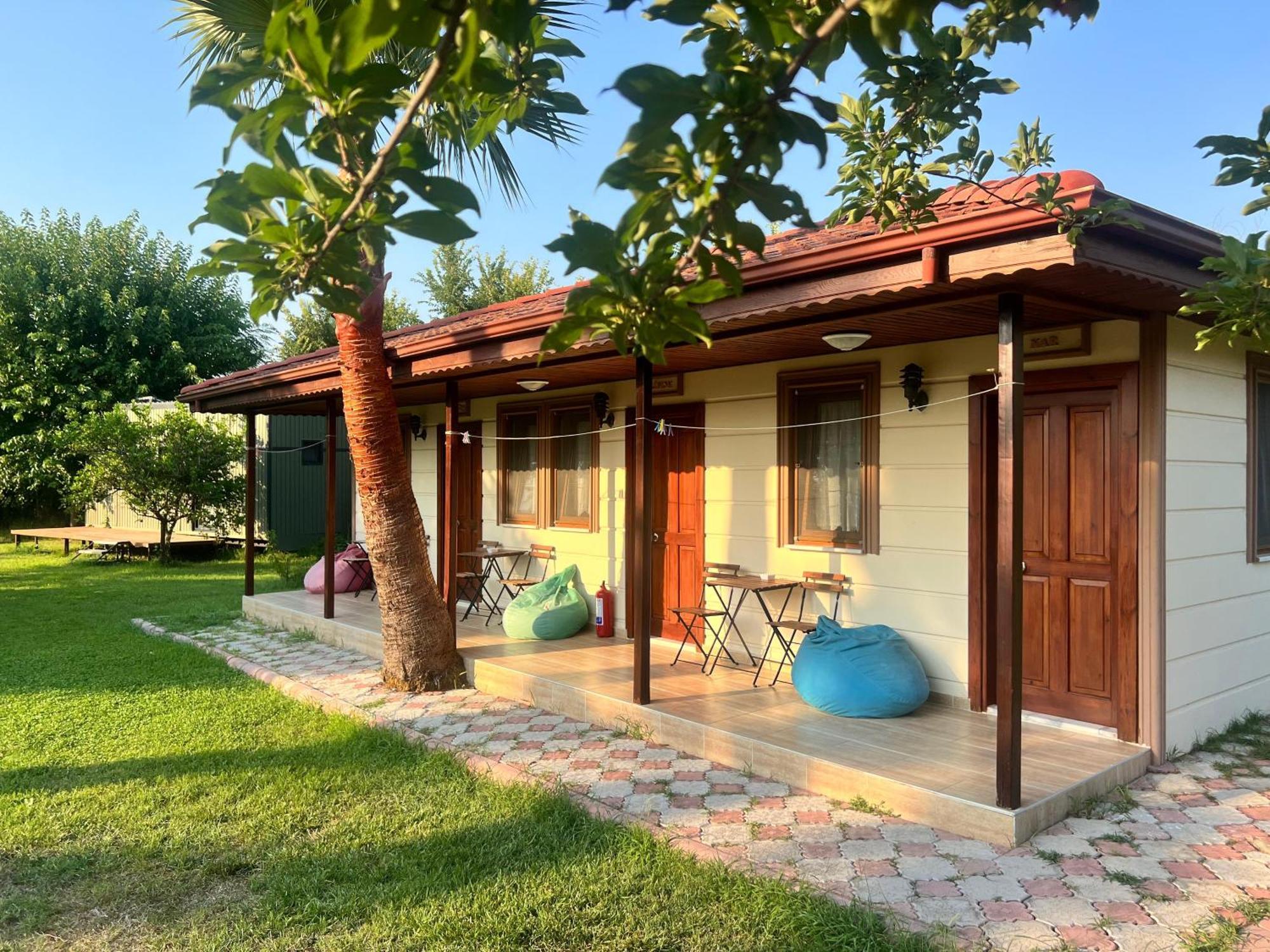 Grenadine Lodge Далян Екстериор снимка
