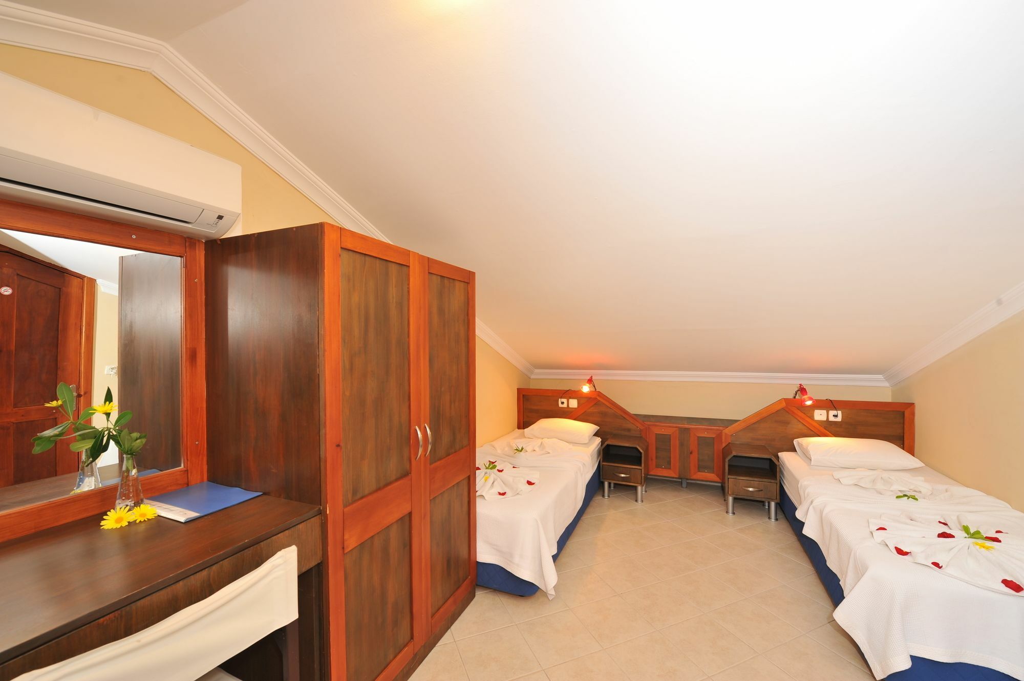 Grenadine Lodge Далян Екстериор снимка